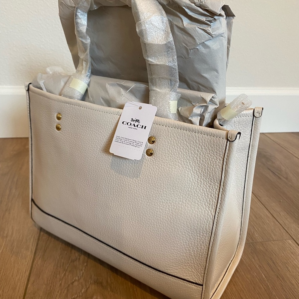 DEMPSEY CARRYALL WITH PATCH (COACH C2004)
IM/CHALK
COACH STYLE # C2004 - Picture 6 of 7